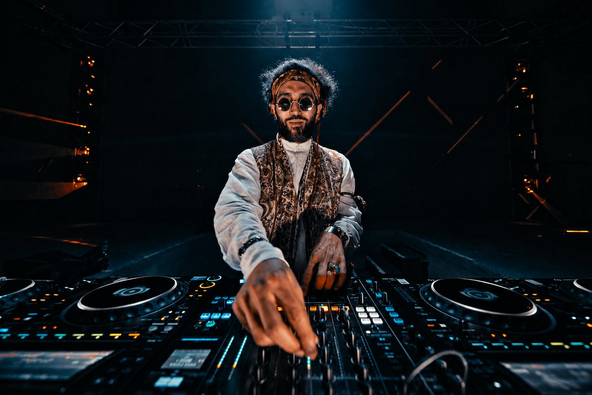 BabaBass3000 behind the decks in Paris